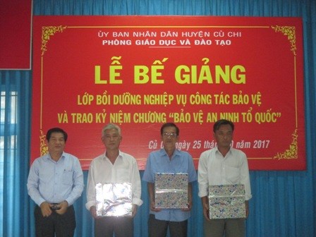 Lễ Bế giảng lớp Bồi dưỡng nghiệp vụ bảo vệ và trao Kỷ niệm chương  Bảo vệ an ninh Tổ quốc  